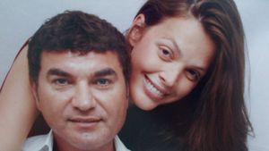 Cristi si Alina Borcea sunt părinti moderni! S-au sărutat si s-au îmbrăţişat toată seara, la deschiderea unui club