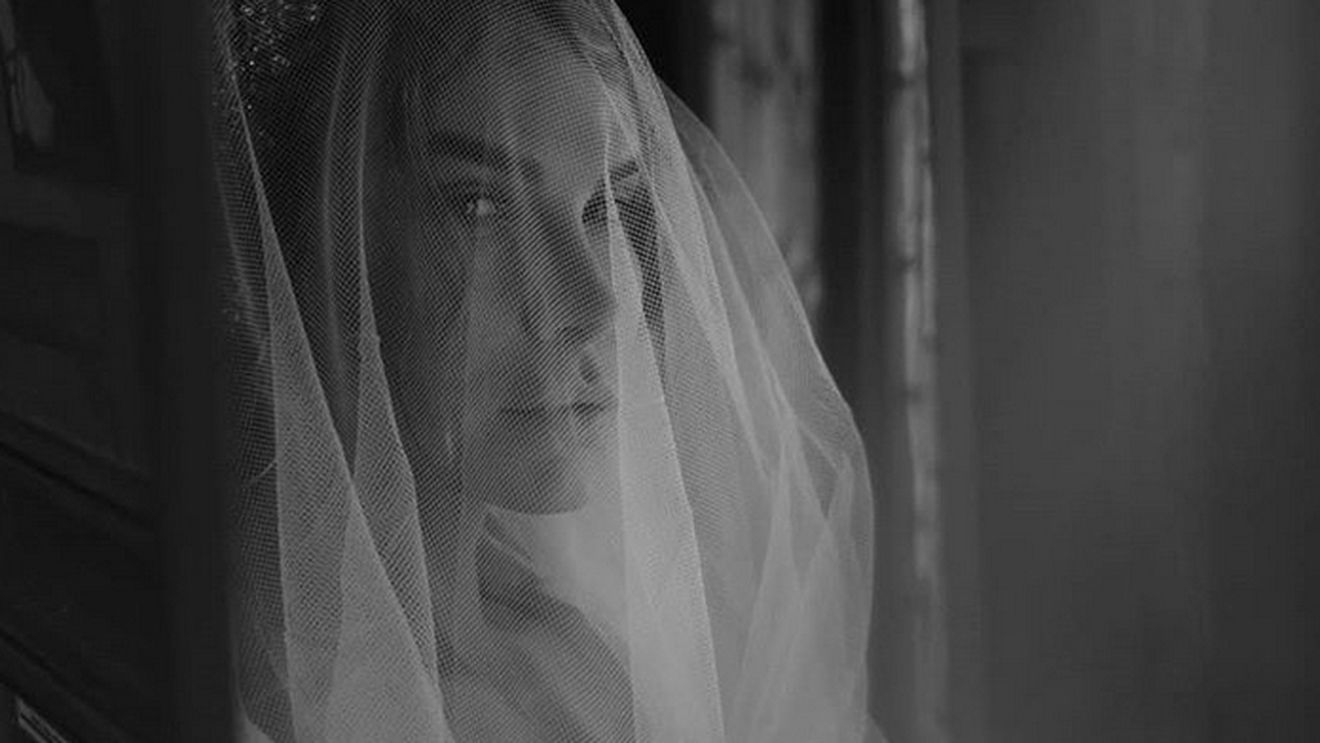 Anna Lesko, goală pușcă! S-a acoperit cu un voal transparent și a lăsat totul la vedere
