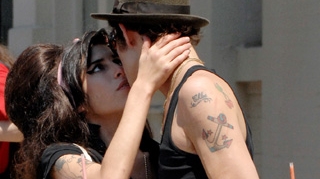 Amy Winehouse il saruta cu foc pe fostul sot, Blake Fielder!