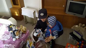 El e jandarmul care a făcut un copil să plângă de fericire! Cel mic nu fusese niciodată vizitat de Moş-Crăciun