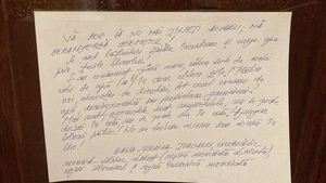 Locatarii unui bloc, amenințați de „regina mondială absolută”. Avertismentul pe care l-au găsit pe ușă. Cât de mult o deranjează acvariul cu pești al vecinilor