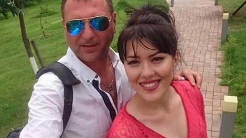 Şi-a etalat burtica de gravidă la TV! Iubita unui prezentator TV e însărcinată în şase luni