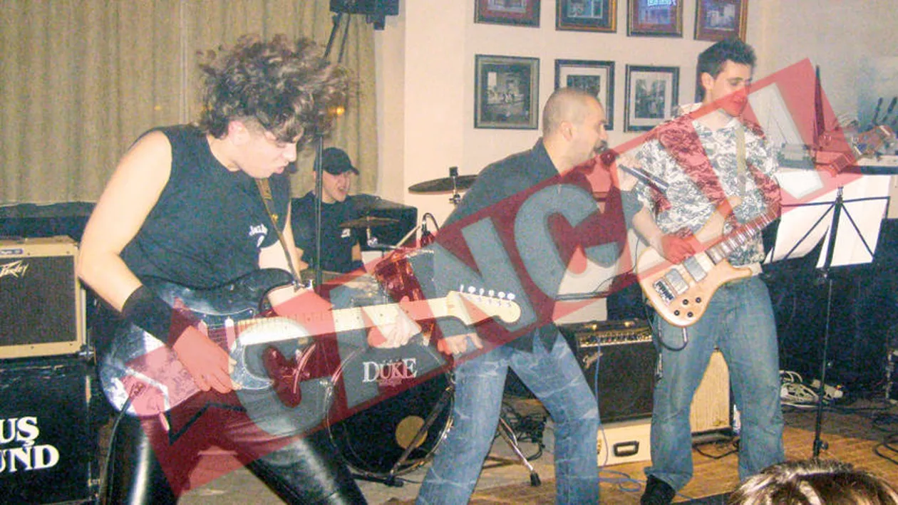 Un politist canta rock intr-un club de noapte