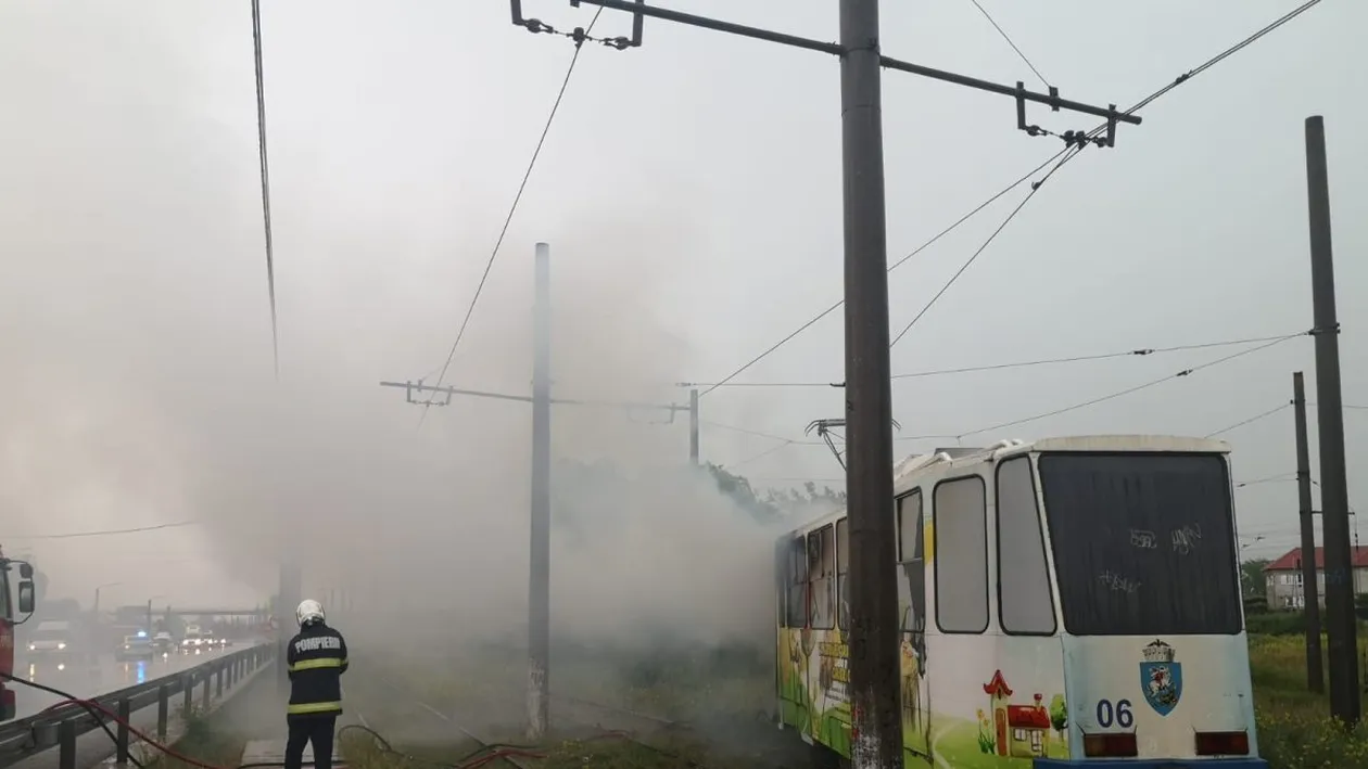 Incident bizar în Craiova! Un tramvai a luat foc după ce a fost lovit de fulger