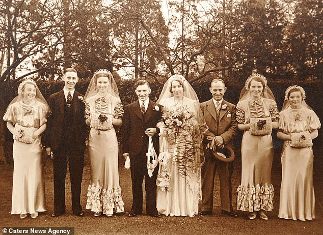 Phyllis Jones și Irene Crump, cele mai bătrâne gemene din Marea Britanie, împlinesc 102 ani. Secretul longevității și vitalității lor este incredibil