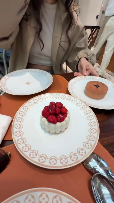 NU E BANC! Câți euro a plătit un român la cafeneaua Louis Vuitton din Milano pe 3 cafele, mâncare și desert