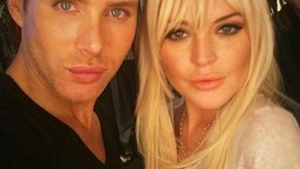 Blonda asta are 25 de ani si este una dintre cele mai celebre actrite de la Hollywood! Ghicesti cine se ascunde sub aceasta “masca” buhaita?