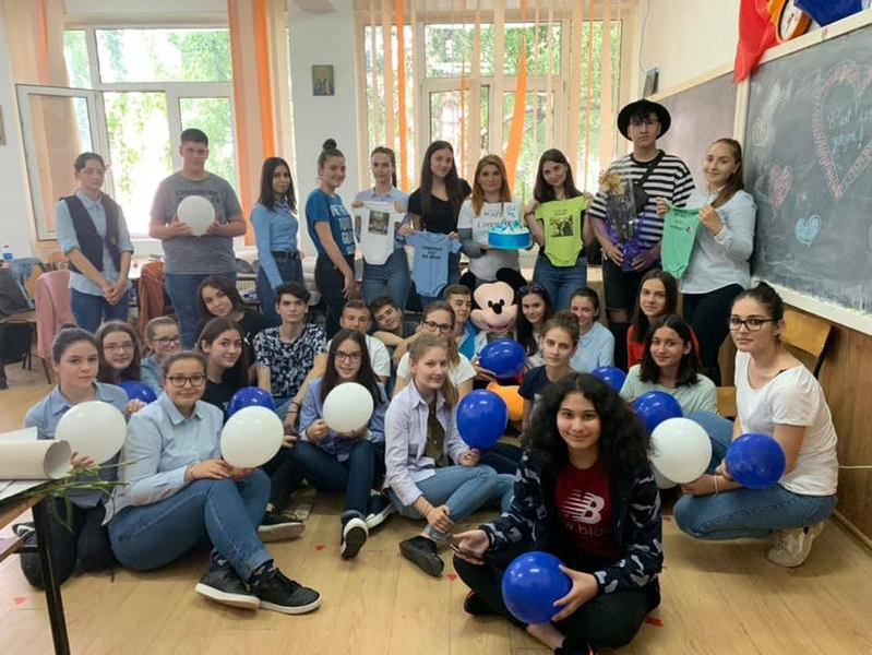 O profesoară însărcinată din Drăgășani a izbucnit în lacrimi când a ajuns la ultima oră dinainte de vacanță. Ce i-au pregătit elevii săi