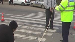 Un taxi a lovit trei persoane pe o trecere de pietoni din Drobeta Turnu Severin