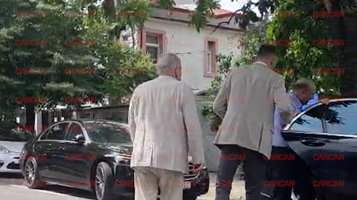 Gabriel Liiceanu îl conduce pe fostul președinte la mașină