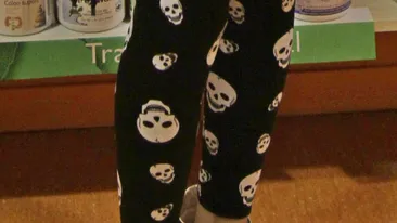 Are patru copii acasa, dar se imbraca precum o adolescenta! Ce vedeta de 32 de ani a iesit in lume cu colantii astia?