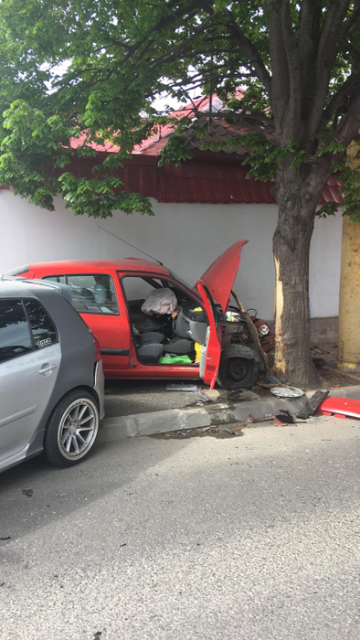 Accident grav la Constanța. O persoană a murit după ce s-a izbit frontal cu mașina de un copac VIDEO