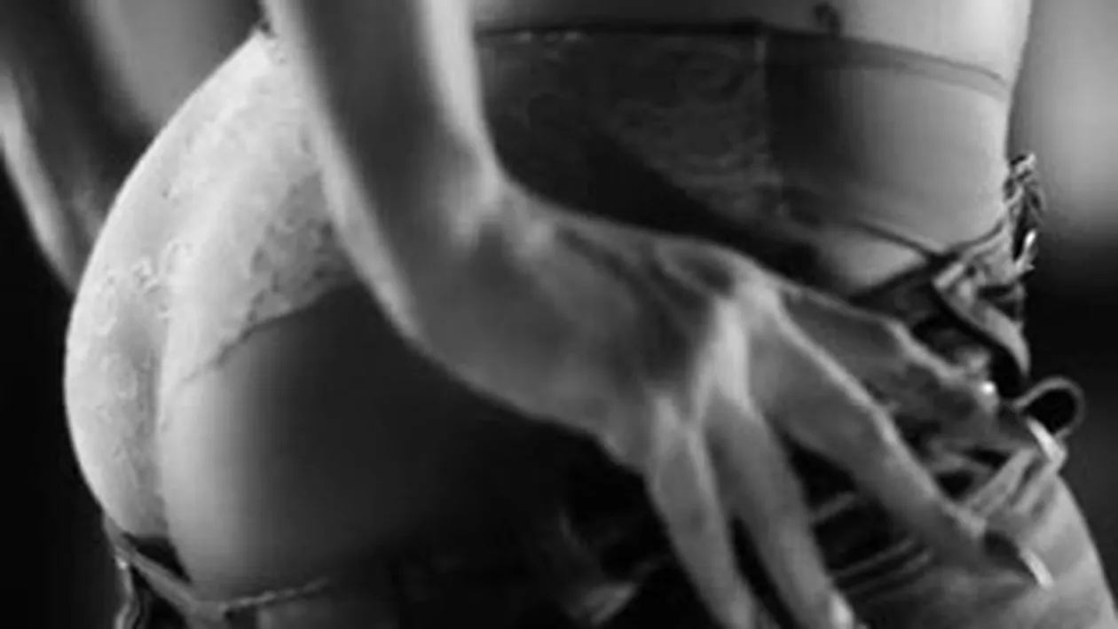 VIDEO Rihanna chiar este o fata rea! Si-a aratat funduletul lucrat si sanii pentru fanii ei!