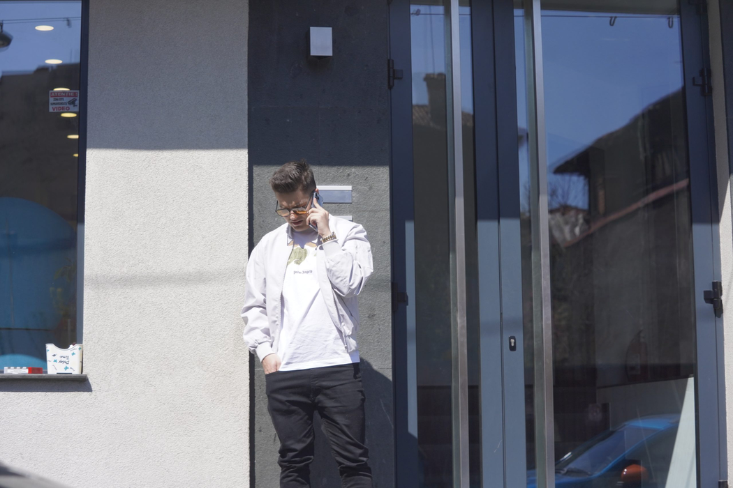 Selly vorbește la telefon