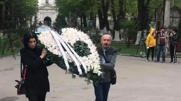 Andreea Tonciu a venit cu o coroană impresionantă la capela unde este depusă Ionela Prodan