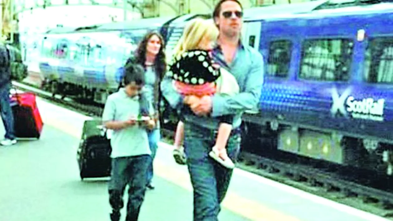 Brad Pitt si-a rasfatat familia in Anglia! Un tren intreg pentru tot familionul