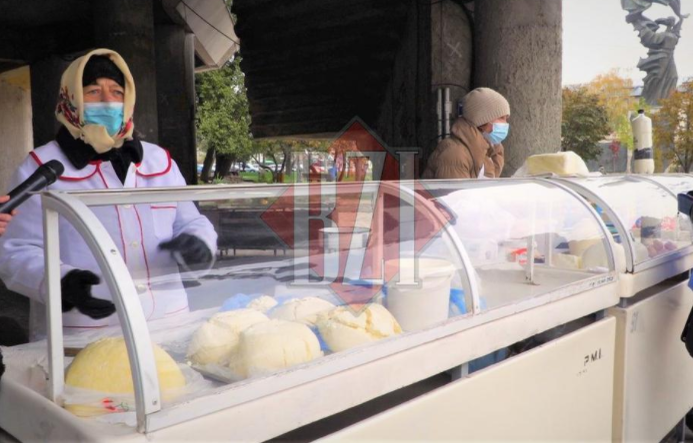 Comercianții sunt disperați după ce piețele s-au închis. Tanti Maria, în vârstă de 73 de ani, își vinde brânza pe marginea drumului
