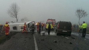 Accident grav pe DN 2! Trei persoane au murit şi alte 18 au fost rănite