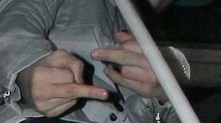 Justin Bieber le-a aratat degetul mijlociu fotografilor care-l urmareau prin Londra!
