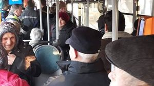 Zeci de vasluieni, uitați în autobuz de un șofer. Bărbatul a plecat să-și cumpere de mâncare