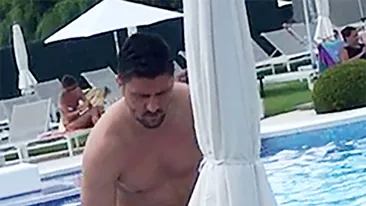 VIDEO EXCLUSIV. Şi-a dezvelit abdomenul la piscină. Donjuanul fotbalului românesc a cam ”prins” burtică!