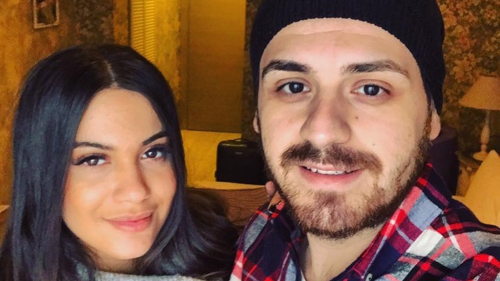 Betty şi iubitul s-au pozat în pat şi au făcut publică imaginea! Fiica lui Florin Salam era peste bărbatul gol