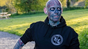 Cum arăta cel mai tatuat om din lume, când era "normal", înainte să-și facă primul desen pe corp. Acum, are 97% din trup acoperit cu tatuaje