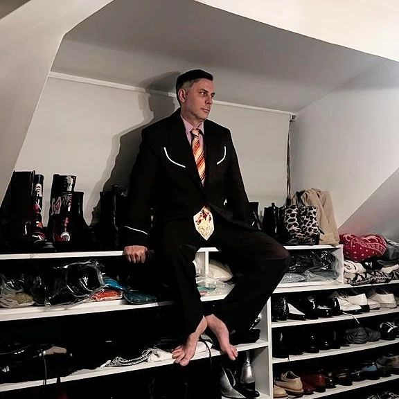 Este pentru prima dată când un critic de modă o evaluează pe emblema PRO TV. Ovidiu Buta a luat-o la ”rost” pe Andreea Esca!