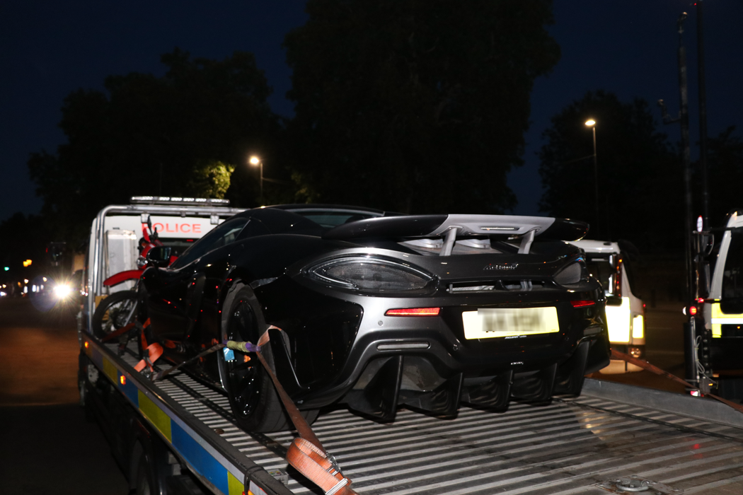 Ferrari Monza de 4,3 milioane de € și alți bolizi, confiscate de poliția din Londra pentru producerea de zgomot excesiv. Șoferii conduceau periculos
