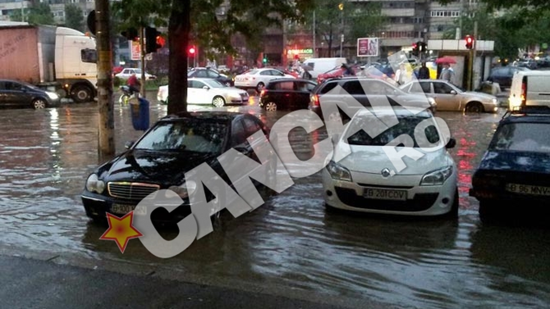 Ploaia a blocat traficul! Mai multe tramvaie si troleibuze nu mai pot circula din cauza apelor!