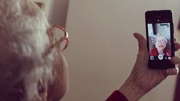 Fara indoiala, e cea mai tare babuta de pe Internet! A gasit un mod inedit de a-si scrie povestea ultimelor zile din viata