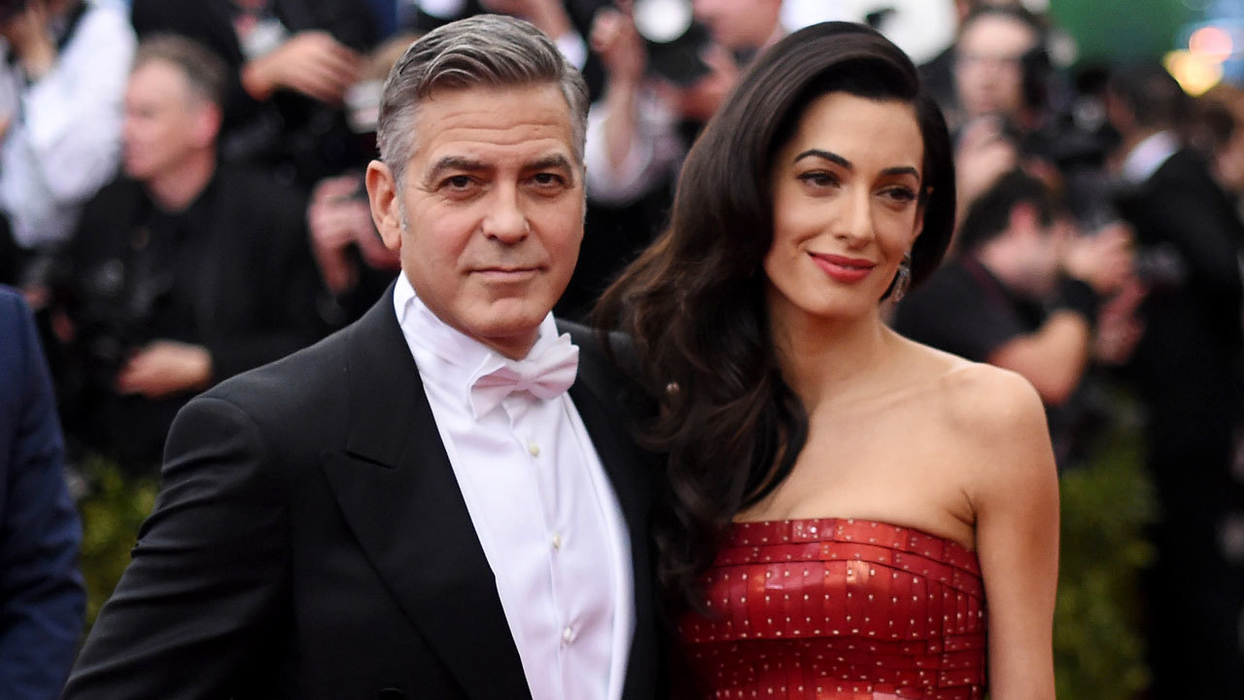 Imagini în premieră cu gemenii lui GEORGE şi AMAL CLOONEY! Micuţii au fost fotografiaţi la o lună de când au venit pe lume