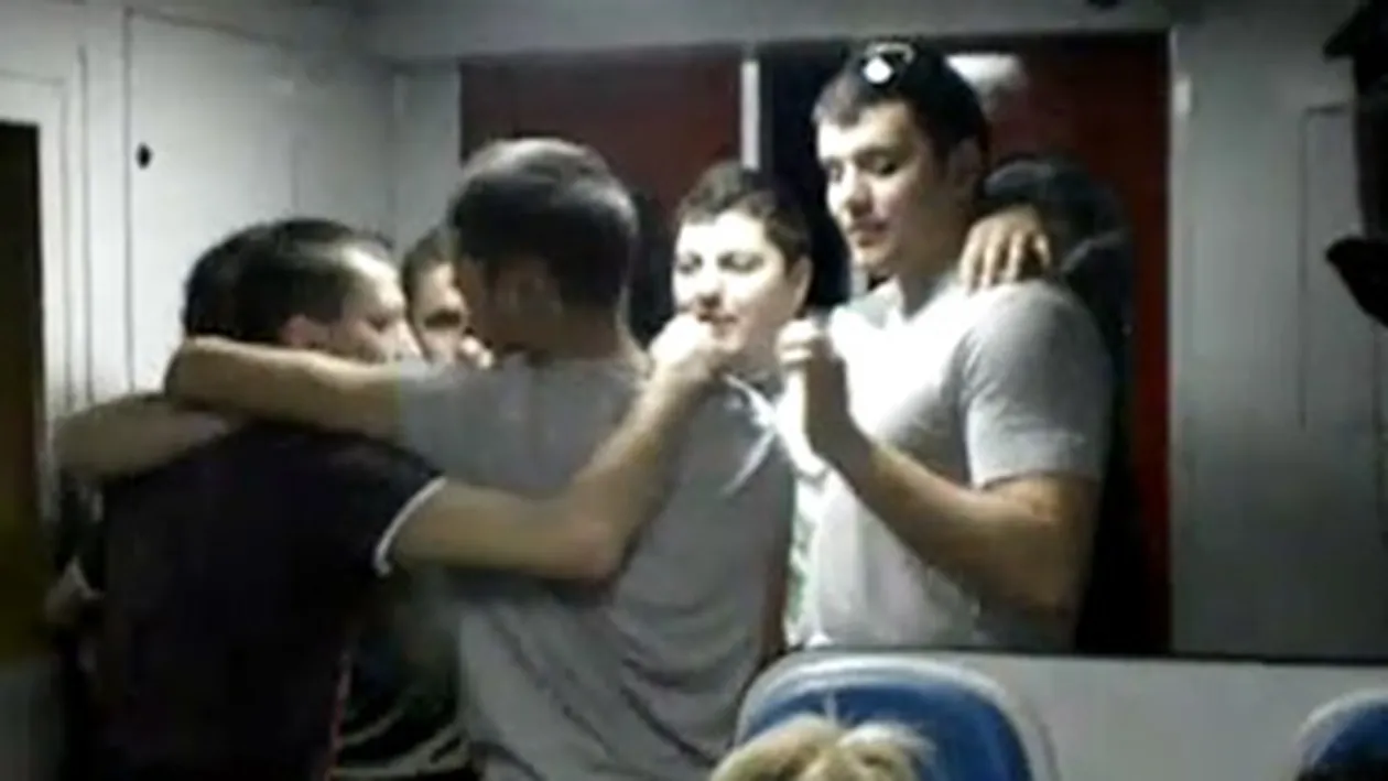 VIDEO Super tare! Asta era atmosfera in trenul groazei! Smecherii astia s-au distrat pe muzica populara de petrecere 60 de ore inzapeziti in mijlocul pustietatii