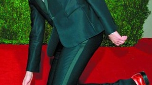 Mika umbla cu carne cruda in pantofi