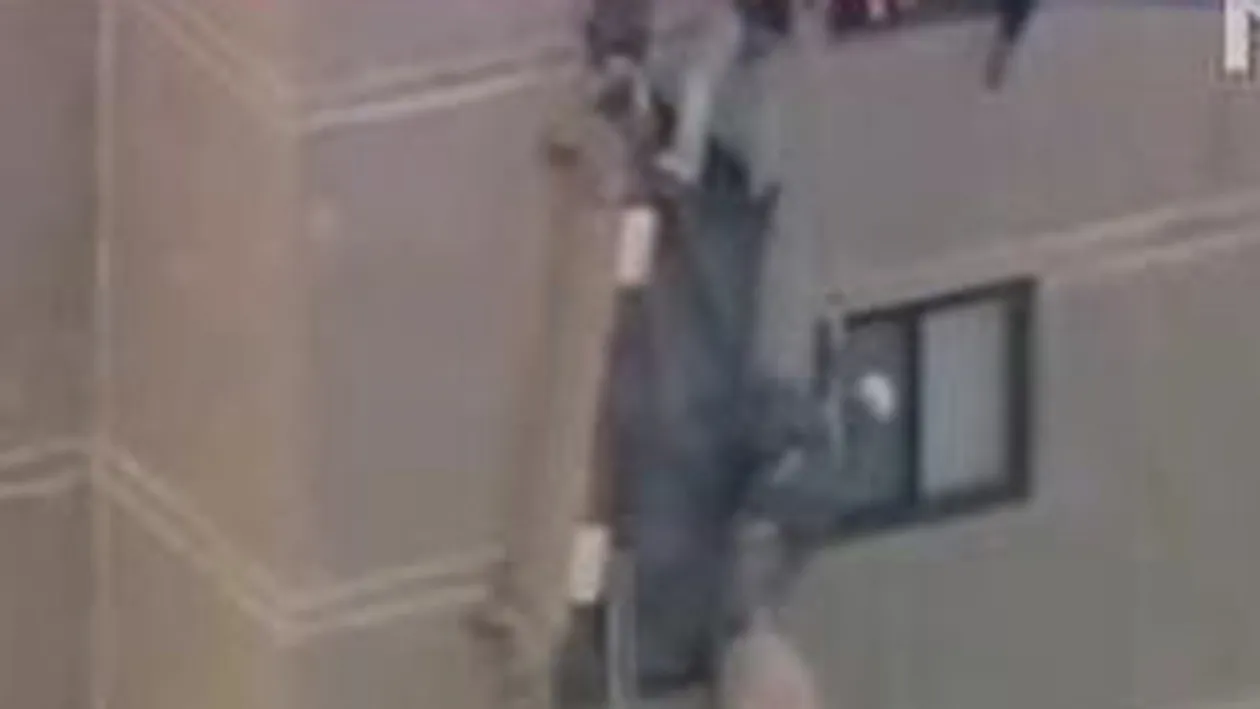 VIDEO Operatiune de salvare riscanta! Doi muncitori blocati la etajul 12 au fost coborati de pompieri