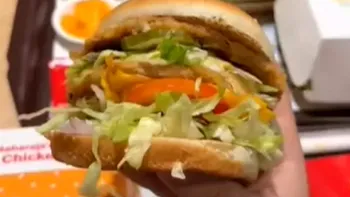 Un turist român și-a comandat un burger la McDonald’s. A rămas fără cuvinte când a văzut ce a primit