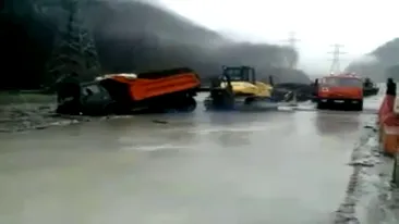 INCREDIBIL! Uite cum se scufunda un camion care vrea sa iasa dintr-o balta cu noroi!