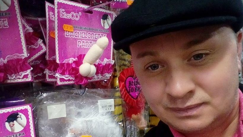 Cristi din Banat în ipostaze halucinante. A pozat ”în pielea goală” cu ”jucăria” la vedere