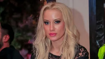 Decolteul care a innebunit toata suflarea masculina! Simona Trasca si-a scos sanii la inaintare