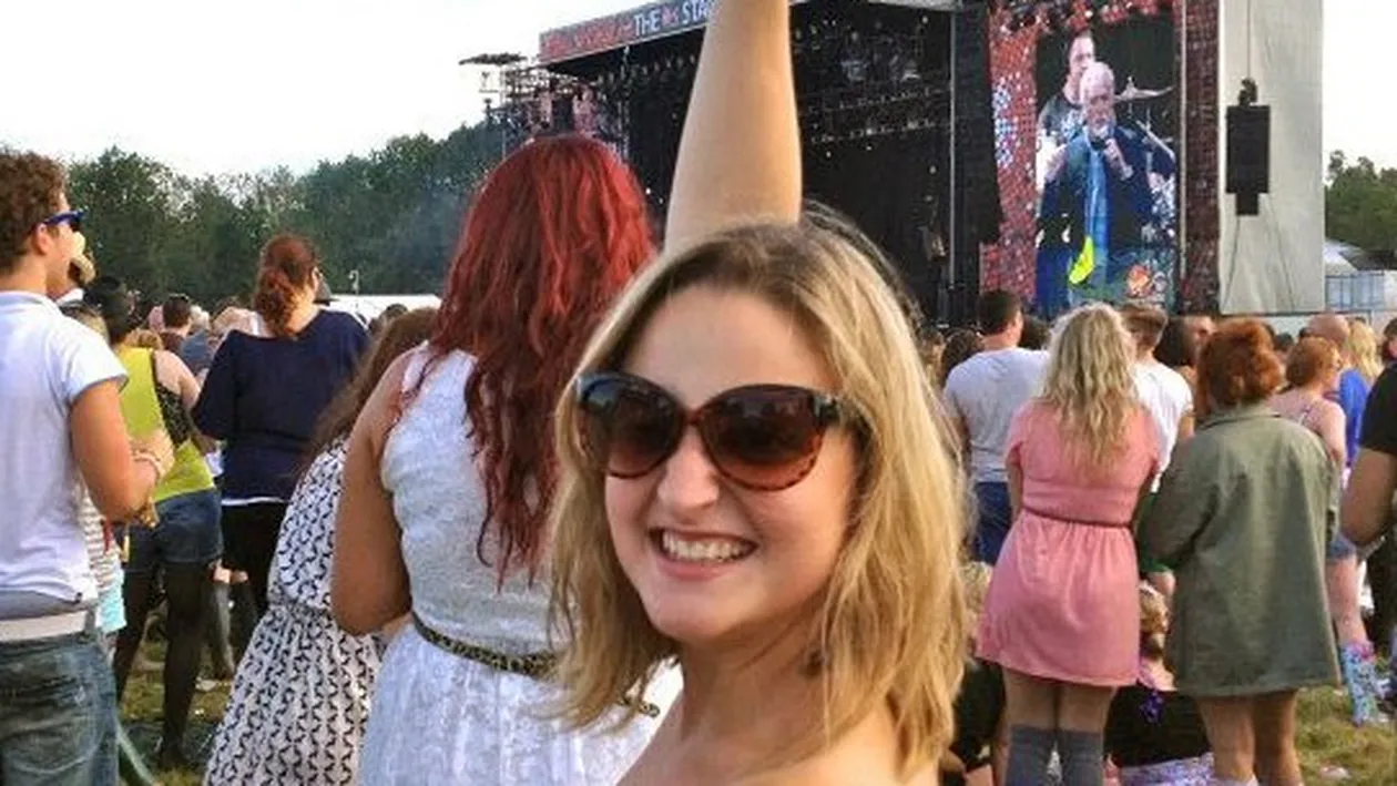 Incredibil ce a putut să păţească această tânără în timp ce-i trimitea un sms iubitului!Vezi ce ţi se întâmplă dacă nu eşti atent!