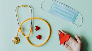 Simptomele de COVID diferă la cei vaccinați față de persoanele nevaccinate. Cum faci diferența