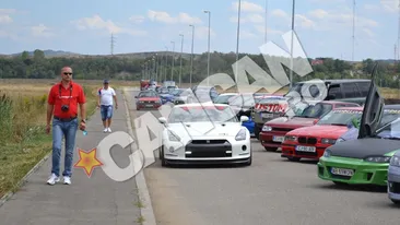 Bolizi si fete sexy in comuna Nokia! La Jucu se fac liniute cu masini de sute de cai putere