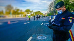 Doi tineri din Târgoviște au băgat spaima în călătorii dintr-o stație de autobuz. Un jandarm a intervenit de urgență