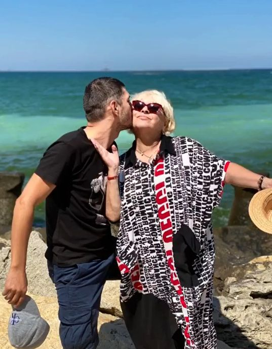 Mirabela Dauer, în costum de baie și fără inhibiții la plajă. Cum arată artista la 72 de ani. FOTO