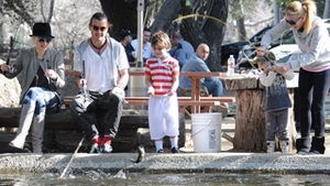 Fir intins! Gwen Stefani si-a dus familionul la pescuit. Vezi aici ce au prins