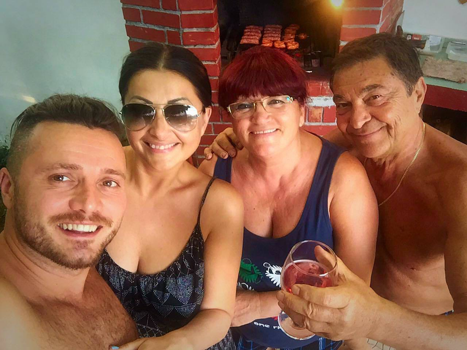 Imagini fierbinţi! GABRIELA CRISTEA şi-a dezvăluit trupul la piscină, într-un costum de baie minuscul!