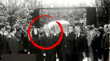 Imagini interzise. Nicolae Ceaușescu, în timp ce își sărută mama moartă în sicriu. De ce n-a vrut s-o înmormânteze pe 7.7.1977