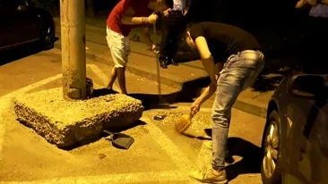 Au aruncat gunoiul pe jos, iar poliţiştii craioveni le-au dat mătura să strângă