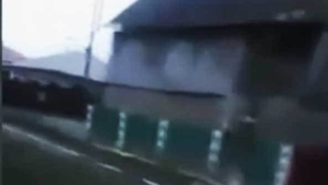 Culmea marcajelor rutiere la români! Au marcat trotuarul pe 10 kilometri, nu şi strada!