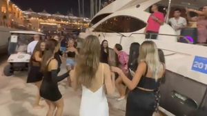 România e prezentă la CM din Qatar! Mai multe “bunăciuni” au făcut senzație, lângă un yacht, și au atras privirile tuturor | VIDEO